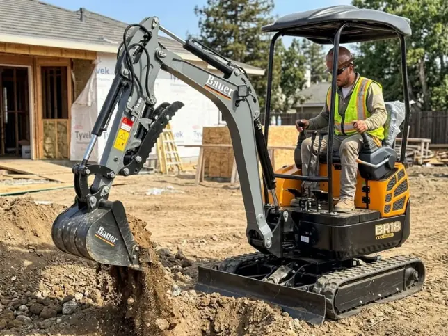 Mini excavadora Bauer en acción